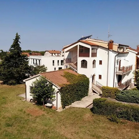 House Puseljic - 3. - A2+1 For Max 3 Pax With Own Tennis Court