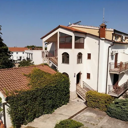 House Puseljic - 3. - A2+1 For Max 3 Pax With Own Tennis Court Poreč