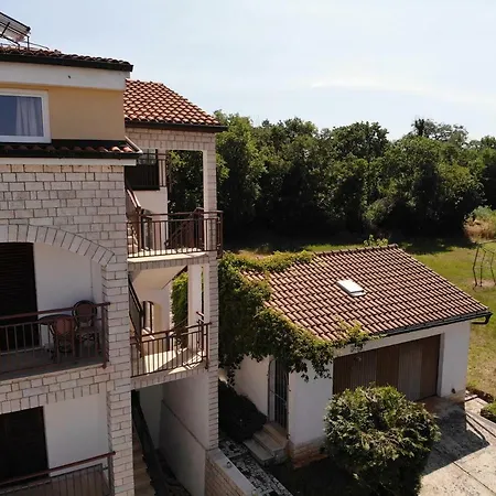 Daire House Puseljic - 3. - A2+1 For Max 3 Pax With Own Tennis Court Poreč