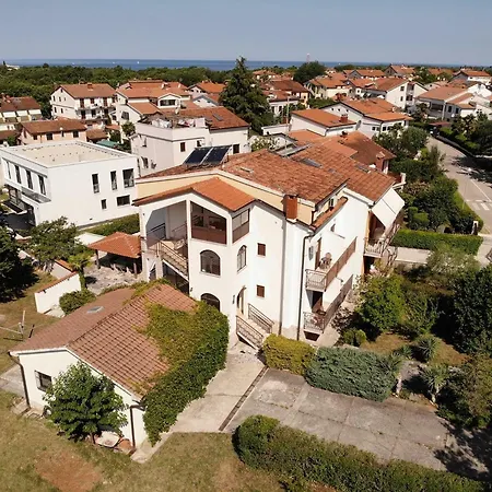 Daire House Puseljic - 3. - A2+1 For Max 3 Pax With Own Tennis Court Poreč