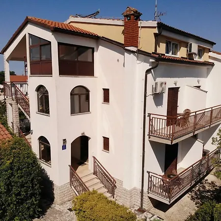 House Puseljic - 3. - A2+1 For Max 3 Pax With Own Tennis Court Daire Poreč