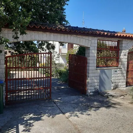 House Puseljic - 3. - A2+1 For Max 3 Pax With Own Tennis Court Daire *