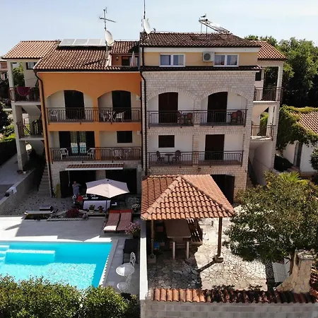 House Puseljic - 3. - A2+1 For Max 3 Pax With Own Tennis Court *